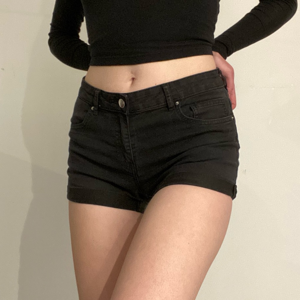 H&M Black Size 6 Mid/Low Rise Short Shorts